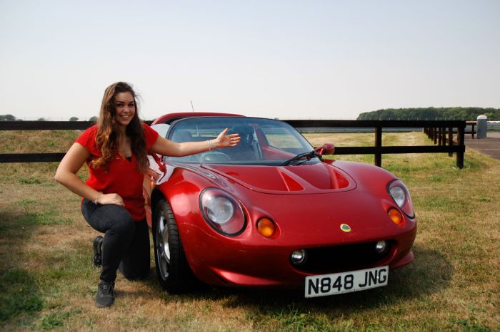 Elisa condujo su carro desde miami.